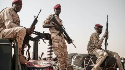 السودان تدعو الجنود المتقاعدين وكل القادرين على حمل السلاح للتوجه لاقرب قيادة عسكرية لتسليحهم
