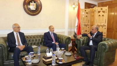 وزير قطاع الأعمال يبحث مع رئيس "ألومنيوم البحرين" تعزيز التعاون المشترك