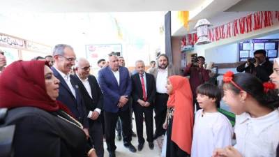 وزير الاتصالات يتفقد مبنى بريد السلام ومدرستى التربية الفكرية والامل للصم بالخارجة