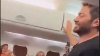 قلبناها حفلة..  تامر حسنى يغنى مع ركاب داخل طائرة "فيديو"