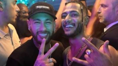 محمد رمضان ينشر صورًا من لقائه مع اللاعب البرازيلى نيمار