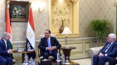 رئيس الوزراء يستقبل نظيره الفلسطينى والوفد المرافق له بمطار القاهرة
