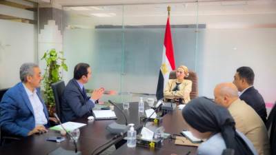 وزيرة البيئة تلتقي مع ممثلى شركة أسبيك العاملة في مجال إدارة تشغيل ومعالجة المخلفات