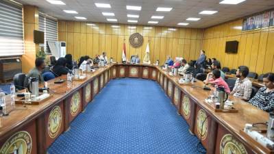 وزير القوى العاملة يُسلم تعويضات جديدة لأسر العمالة الغير منتظمة