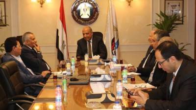 وزير قطاع الأعمال يبحث مع "عيسى جروب" تطوير مصنع السيراميك بالخزف والصيني