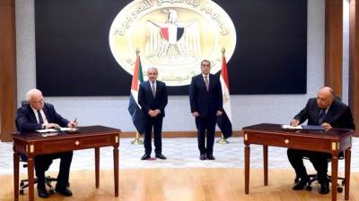 توقيع عدد من الوثائق بين مصر وفلسطين على هامش المباحثات بين رئيسي الوزراء