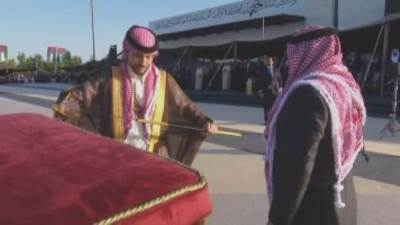 ملك الأردن يهدى ولى العهد سيفا هاشميا عمره أكثر من 100 عام بمناسبة زفافه