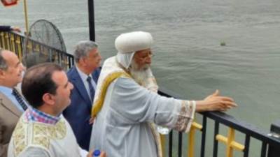 البابا تواضروس يبارك مياه النيل عقب قداس عيد دخول العائلة المقدسة إلى مصر