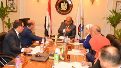 وزير قطاع الأعمال يبحث مع رئيس "مدينة دمياط للأثاث" فرص الاستثمار واستغلال فروع "عمر أفندي"