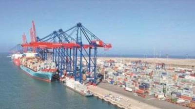 إغلاق موانئ السويس والزيتيات لسوء الأحوال الجوية