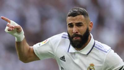 بنزيما يعلق على أنباء رحيله عن ريال مدريد.. الواقع غير الإنترنت