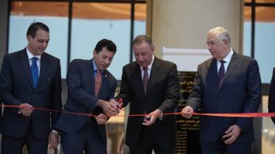 الخطيب ووزير الرياضة يقصان شريط افتتاح فرع الأهلي بالقاهرة الجديدة