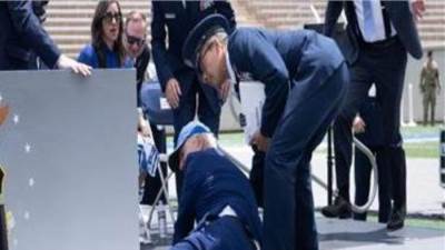 سقوط الرئيس الأمريكي خلال حفل تكريم خريجي أكاديمية القوات الجوية الأمريكية