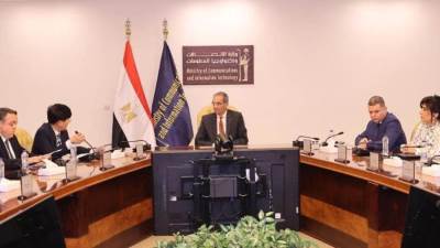 وزير الاتصالات وتكنولوجيا المعلومات يستقبل رئيس شركة سامسونج للإلكترونيات بمصر