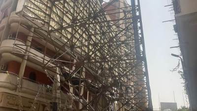 المقاولون العرب تنجح فى إنزال لوحة إعلانات عملاقة من السقوط