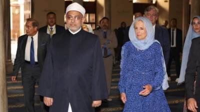 برداء طويل وغطاء الرأس.. جيل بايدن في رحاب الجامع الأزهر