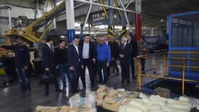 وزير الصناعة ومحافظ بورسعيد يتفقدان عددا من المصانع بجنوب بورسعيد