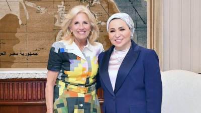 السيدة انتصار السيسي تودّع سيدة أمريكا الأولى جيل بايدن بعد انتهاء زيارتها لمصر