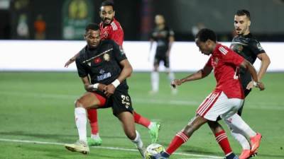 الأهلي يضرب الوداد بهدف بيرسي تاو في الشوط الأول