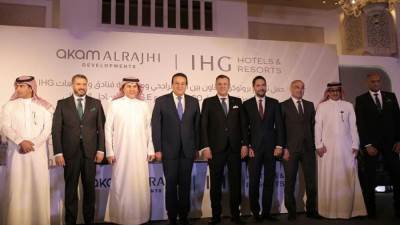 وزير السياحة يشهد توقيع بروتوكول تعاون لإدارة وتشغيل أحد الفنادق بالساحل الشمالي