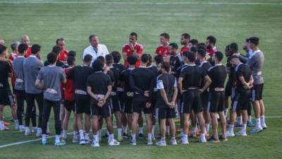 الخطيب يجتمع بلاعبي الأهلي في ملعب التتش استعدادًا لمباراة الوداد
