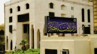 الإفتاء: لا يجوز شرعا إعطاء الزكاة إلى الأصول ولا الفروع 