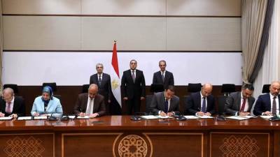 رئيس الوزراء يشهد توقيع عقود لتحويل الأماكن التابعة لشركات الاتصالات للعمل بالطاقة النظيفة