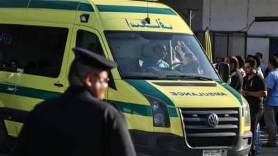 مصرع طفلة وإصابة والديها في تصادم ميكروباص بدراجة نارية أمام مترو جامعة القاهرة