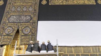رفع كسوة الكعبة المشرفة استعدادًا لموسم الحج 