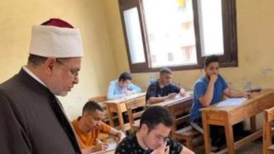طلاب القسم الأدبى بالشهادة الثانوية الأزهرية يؤدون امتحان مادة الجغرافيا