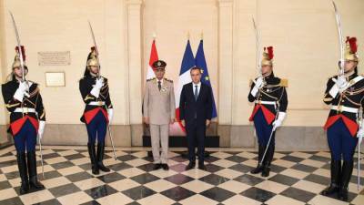 وزير الدفاع يعود إلى أرض الوطن عقب انتهاء زيارته الرسمية بدولة فرنسا