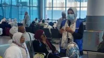 الصحة: توزيع الحقائب وتقديم التوعية الصحية لـ845 حاجا بمطار القاهرة