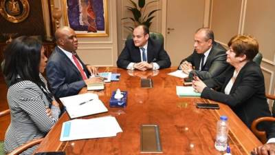 وزير التجارة يبحث مع وفد البنك الأفريقي ترتيبات استضافة القاهرة لمعرض التجارة