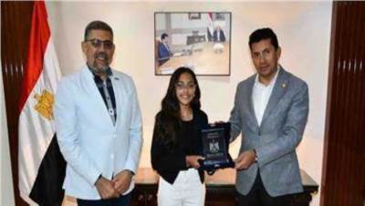 وزير الرياضة يكرّم لاعبة منتخب الشراع بعد ذهبية البطولة الأفريقية