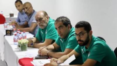 منتخب مصر بالقميص الأبيض و الشورت الأسود فى مواجهة غينيا