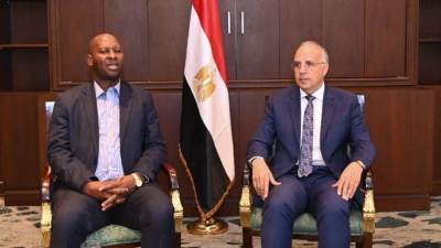 سويلم يلتقى وزير تنمية المياه والصرف الصحي بدولة زامبيا