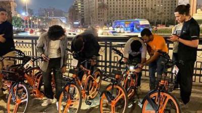 بدء تركيب محطات مشروع "كايرو بايك" الجديدة بميدان التحرير.. صور