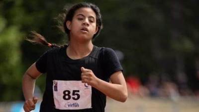 فاطمة الزهراء ابنة تعليم الجيزة من ذوى الهمم تتوج بذهبيتين بدورة الألعاب بفرنسا