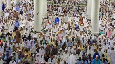 مئات الآلاف يؤدون صلاة الجمعة بالمسجد النبوي الشريف