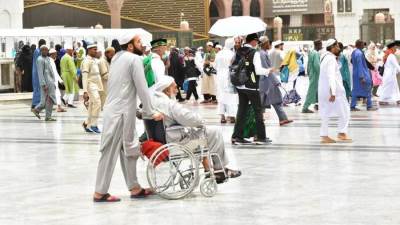 ماء زمزم وكراسى متحركة وسيارات جولف فى خدمة الحجاج بالمسجد النبوى.. صور