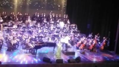 هبة طوجى تفتتح حفلها الغنائى بدار الأوبرا بأغنية "طلعت يا محلا نورها"