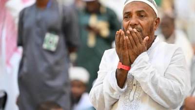 سكينة وخشوع تغشى أفئدة الحجيج في رحاب المسجد النبوي