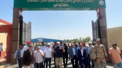 وزير الزراعة ومحافظ أسوان يتفقدون أول محطة لإنتاج شتلات قصب السكر