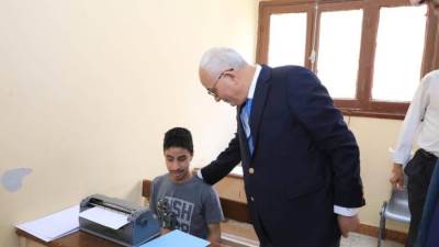 حجازي يتفقد سير امتحان اللغة العربية لشهادة الثانوية العامة بمدرسة النور للمكفوفين