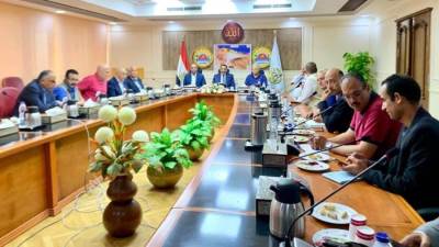 محافظ مطروح ونائب وزير الإسكان يناقشان الموقف التنفيذي لمحطات مياه الشرب