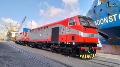 النقل: وصول دفعة جديدة من الجرارات الأمريكية الجديدة إلى ميناء الإسكندرية