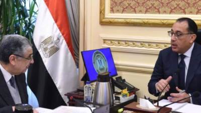 رئيس الوزراء يتابع مع وزير الكهرباء والطاقة المتجددة عددا من ملفات العمل