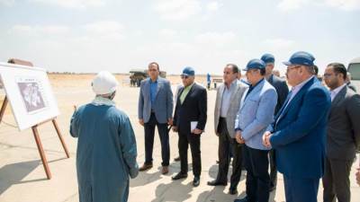 وزير الإنتاج الحربى يشهد التشغيل التجريبى لمدرعة جديدة بمصنع المدرعات