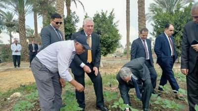 وزير الزراعة يتفقد المزارع البحثية والإرشادية بمركز البحوث الزراعية