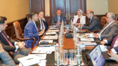 رئيس اقتصادية قناة السويس يلتقي وزير الدولة للشئون الخارجية لتعزيز التعاون بين الجانبين